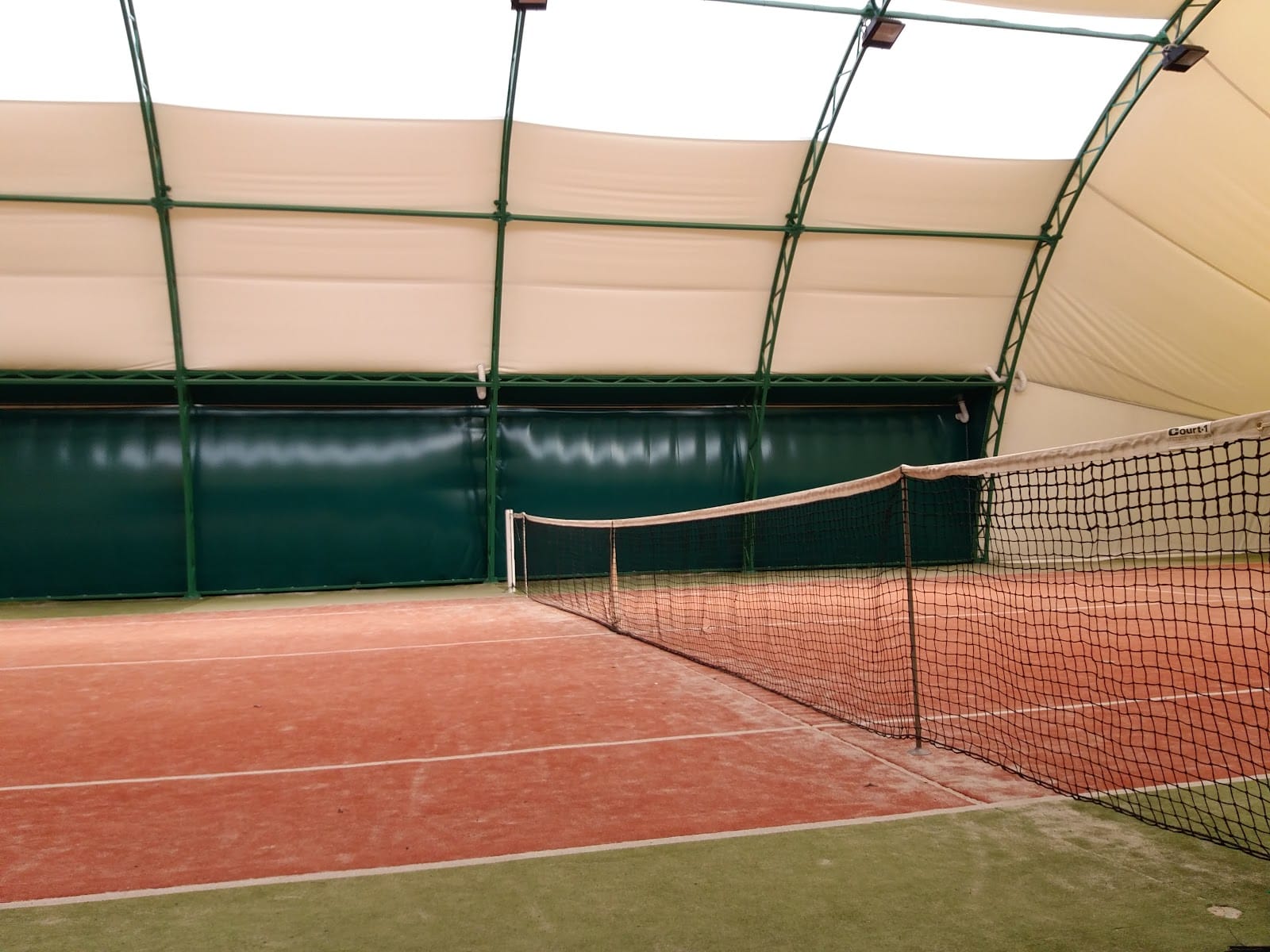 Kort tenisowy z mączki pod balonem w Otwocku, siatka z oznaczeniem Court 1